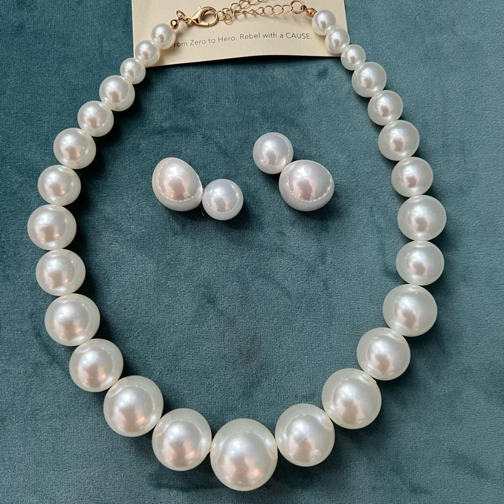 O La Maison Baroque Pearl Necklace and Earrings - Picture 4 of 5